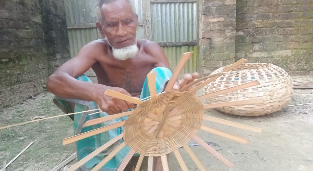 হারিয়ে যাচ্ছে বাঁশ ও বেতের কুটির শিল্প
