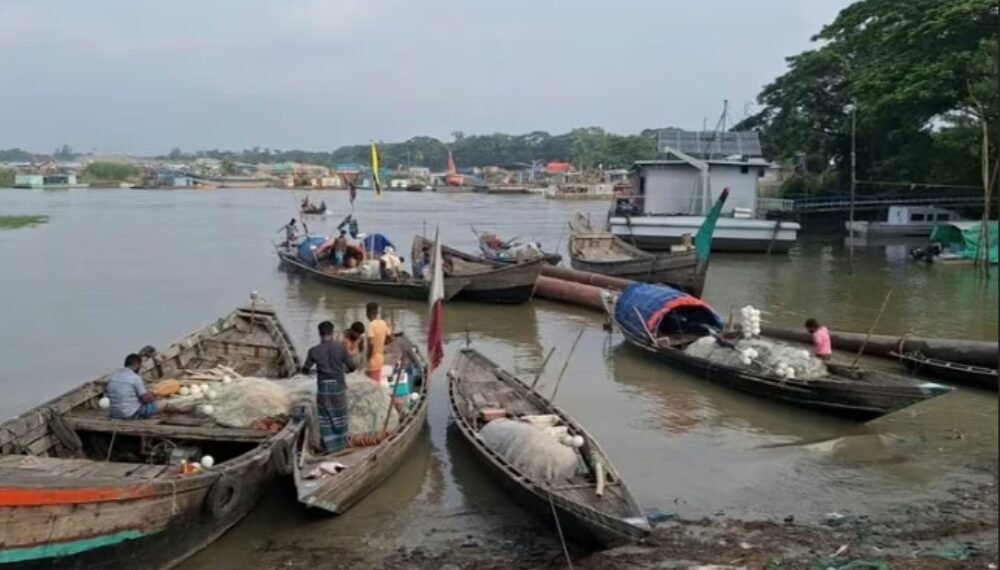 মা ইলিশ রক্ষায় মাছ ধরা বন্ধ, জেলেরা পাচ্ছেন খাদ্য সহায়তা