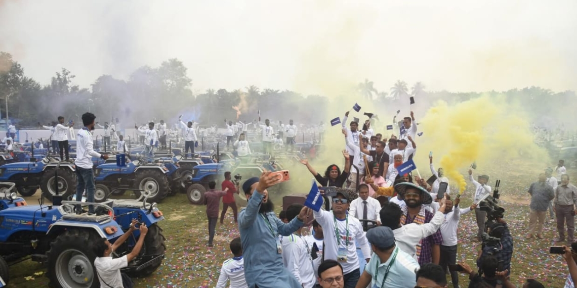 ৩৫০টি ট্রাক্টর হস্তান্তর,গিনেস বিশ্ব রেকর্ড গড়ল এসিআই