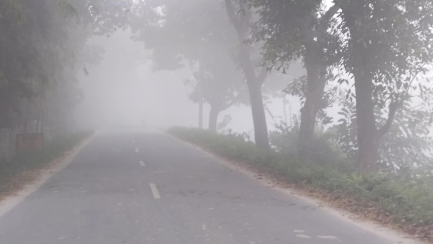 সকালে শহর ও আশপাশে কুয়াশা বাড়ায় রাস্তাঘাট ফাঁকা দেখা যায়।