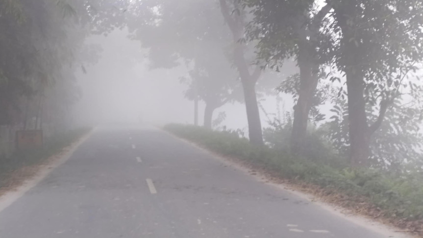 সকালে শহর ও আশপাশে কুয়াশা বাড়ায় রাস্তাঘাট ফাঁকা দেখা যায়।
