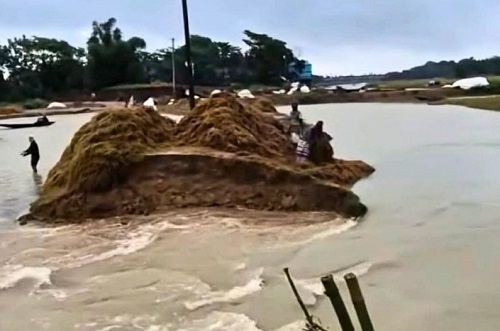 সুনামগঞ্জে ঢলে সড়ক ভেঙে হাওর প্লাবিত