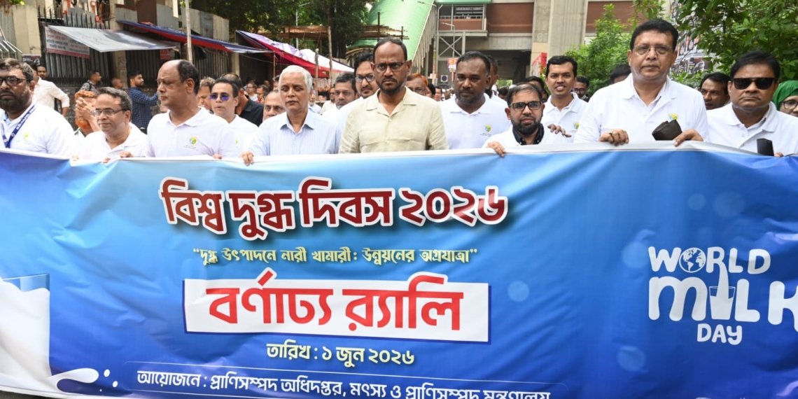 ‘বিদেশি দুধ নয়, দেশেই বাড়াতে হবে উৎপাদন’