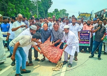 ভাড়া বৃদ্ধিতে ক্ষুব্ধ চাষিদের মহাসড়ক অবরোধ