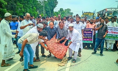 ভাড়া বৃদ্ধিতে ক্ষুব্ধ চাষিদের মহাসড়ক অবরোধ