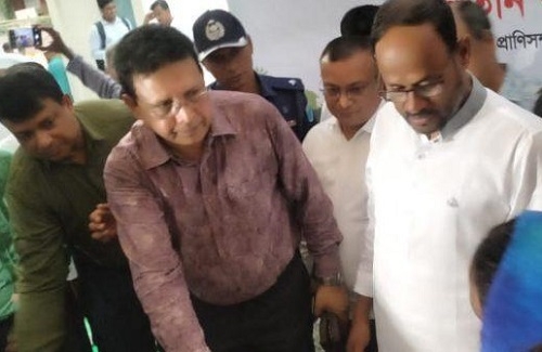 টাঙ্গাইলে ক্ষুদ্র নৃ-গোষ্ঠী সুবিধাভোগীদের ছাগল প্রদান