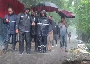 পাহাড়ধসের ঝুঁকিতে থাকা বাসিন্দাদের নিরাপদ স্থানে সরে যাওয়ার আহ্বান