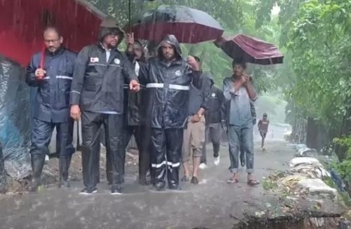 পাহাড়ধসের ঝুঁকিতে থাকা বাসিন্দাদের নিরাপদ স্থানে সরে যাওয়ার আহ্বান
