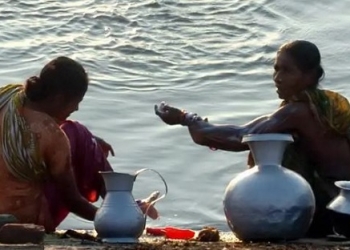 জলবায়ু পরিবর্তন ও লোনা পানি: উপকূলীয় নারীরা জটিল রোগের ঝুঁকিতে